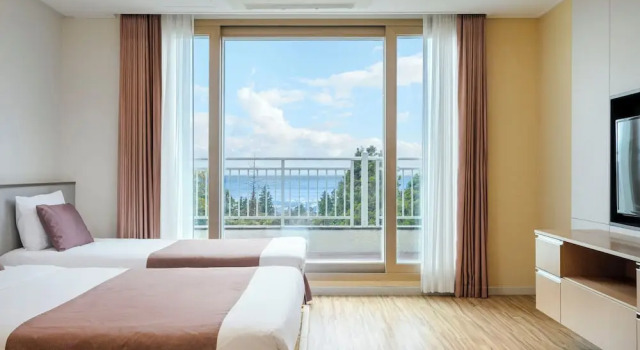 Семейный номер Standard с балконом и с частичным видом на море Jeju M Resort