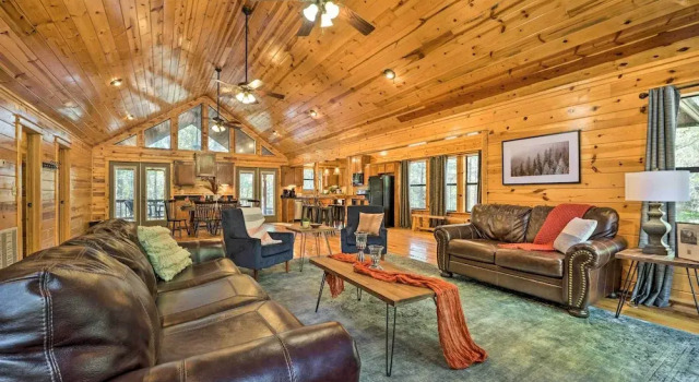 Broken Bow Cabin w/ Hot Tub ~ 6 Mi to Lake!, Book Feriehus Hoteller i Hochatown med parkering, Parkering