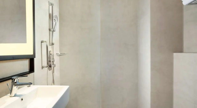 Двухместный номер High Floor Hilton Garden Inn Jakarta Taman Palem