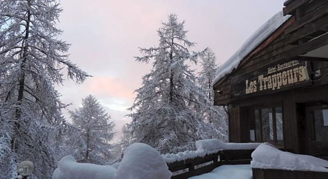 Hôtel Les Trappeurs, Забронировать Отель Лез-Ор Hautes-Alpes, рядом с Горнолыжный подъемник Риу Сек