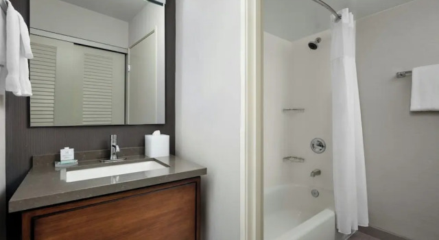 Четырёхместный номер Standard с балконом Courtyard by Marriott Stockton