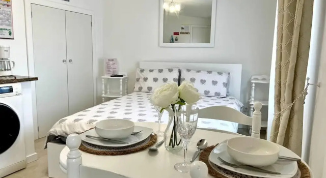 Modern Minimalist Studio With Essential Comfort, Rezerwuj Hotel Hotele w Funchal z parkingiem, Parking