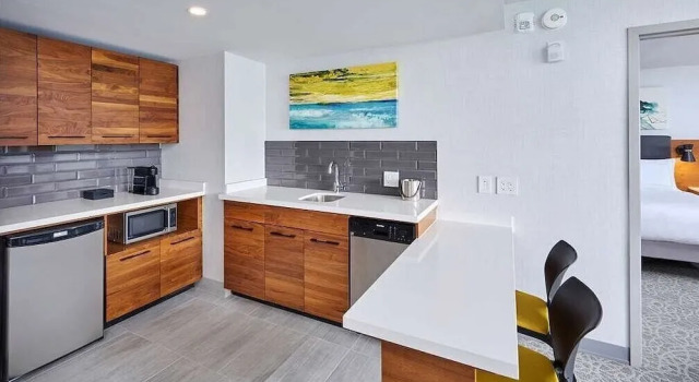 Четырёхместный люкс с 2 комнатами с видом на воду DoubleTree by Hilton Windsor, ON