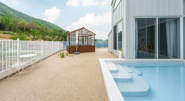 Laetari Pension, Gyeongju, Забронировать Отель Отели провинции Кёнсан-Пукто с парковкой, Парковка