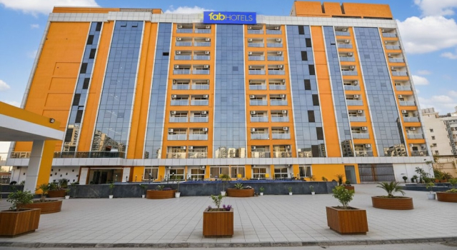 FabHotel Prime Spectrum Metro - With Pool | 5 mins Walk from Sector 75 Metro, Забронировать Отель Нойда штат Уттар-Прадеш