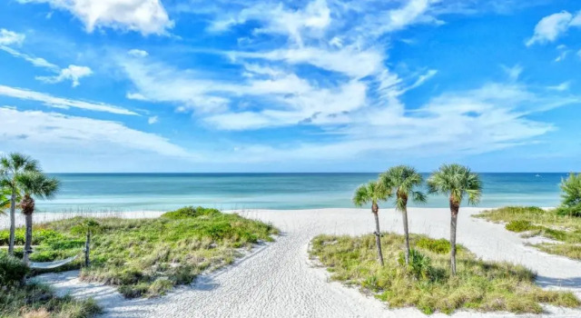Апартаменты LaPlaya 205D Spectacular sunsets and sunbathing from your private Gulf front lanai or sundeck