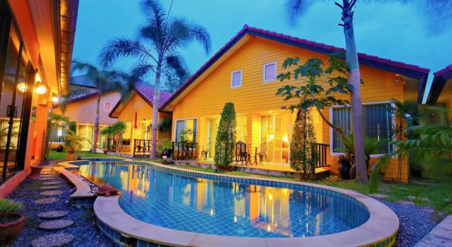 Кровать в общем номере Lemon Tree Naturist Resort Naiharn Beach Phuket