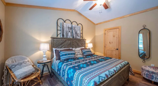 Fish Tales Stunning Cabin Includes Wifi, Hot Tub, and BBQ by Redawning, Book Hotel Hoteller i Hochatown med parkering, Parkering