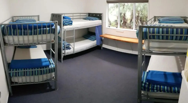 Кровать в общем номере Happy Apple Backpackers