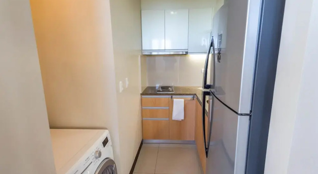 Люкс CSuites at 8 Newtown Residences