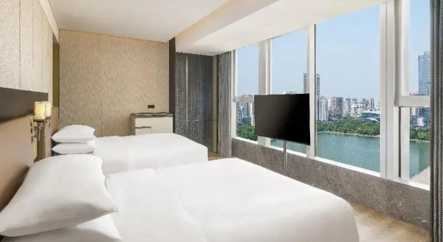 Четырёхместный номер Deluxe с видом на озеро Luoyang Marriott Hotel