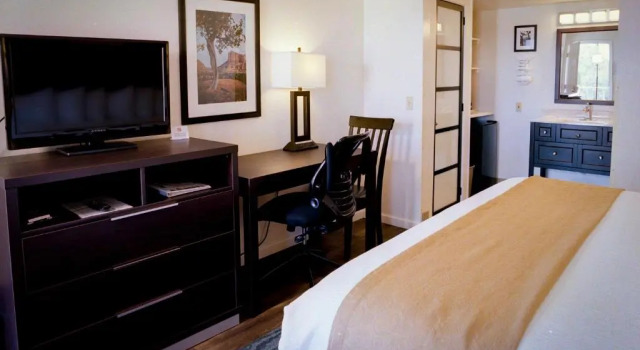 Pines Inn & Suites
