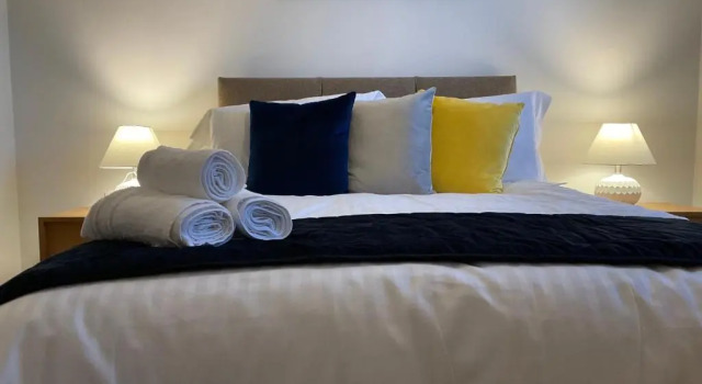 Modern 2 Bed Apt in Egham High Street, with private parking and Wifi