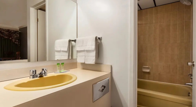 Четырёхместный номер Standard Цокольный этаж Travelodge by Wyndham Baie Comeau