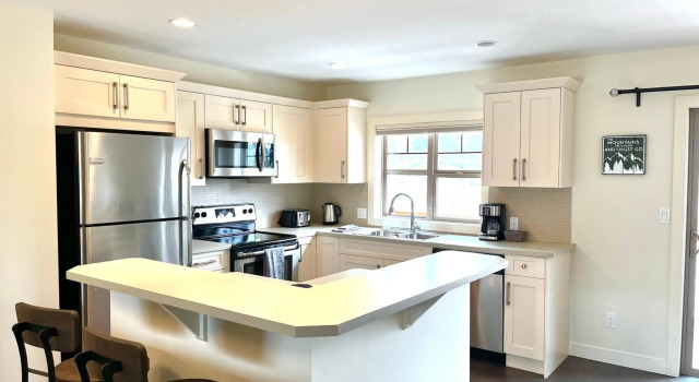 Perfect base Invermere 3bd townhouse mt views fireplace