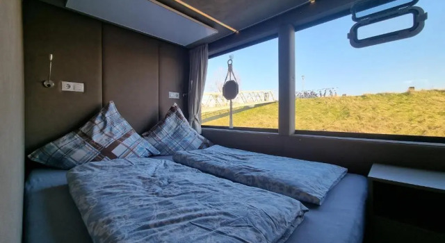Luxe huisboot met 6 slaapplaatsen en airco in Limburg, Rezerwuj Hotel Hotele w Bruksela z parkingiem, Parking