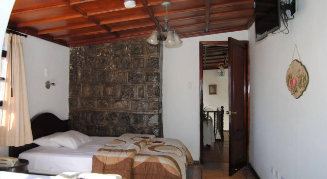 Hotel Fuente de Piedra I, Забронировать Отель La Floresta Кито, рядом с Del Arbolito Park