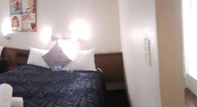 Кровать в общем номере Miners Lodge Motor Inn
