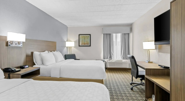 Четырёхместный номер Standard Clarion Inn Cranberry Township