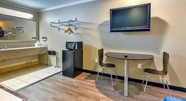Люкс Red Roof Inn Raleigh Northeast - Downtown