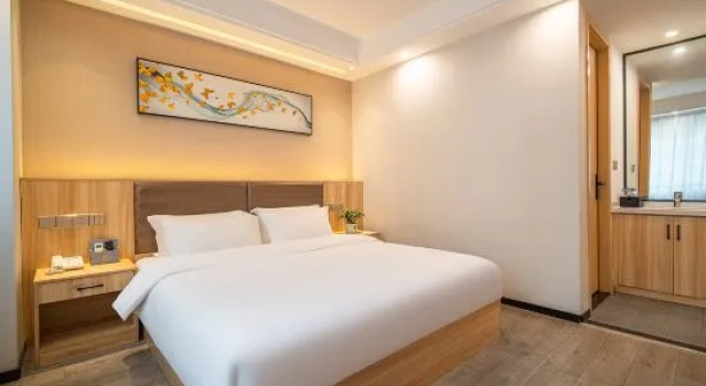 Люкс Huaxi Hotel (Guiyang Railway Station Vientiane City Shopping Center)