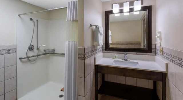 Номер Standard AmericInn by Wyndham Wausau
