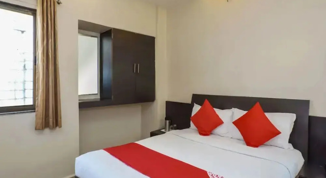 Hotel Mangesh Plaza