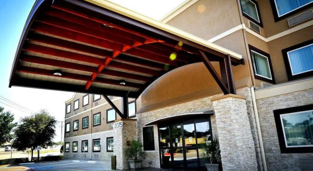 Полулюкс Best Western Plus Arlington North Hotel & Suites