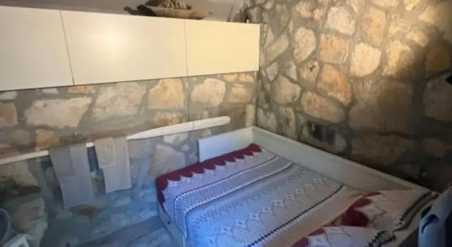 Коттедж Romantic Stone House and Yard Near Stunning Beach