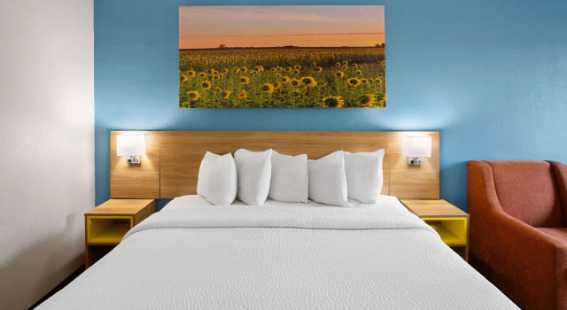 Days Inn & Suites Northwest Indianapolis, Book Hotel Indianapolis Indiana