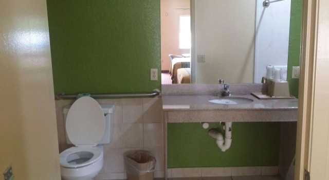 Четырёхместный номер Standard Americas Best Value Inn & Suites Northeast Houston