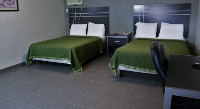 Четырёхместный номер Deluxe Deluxe Inn Motel