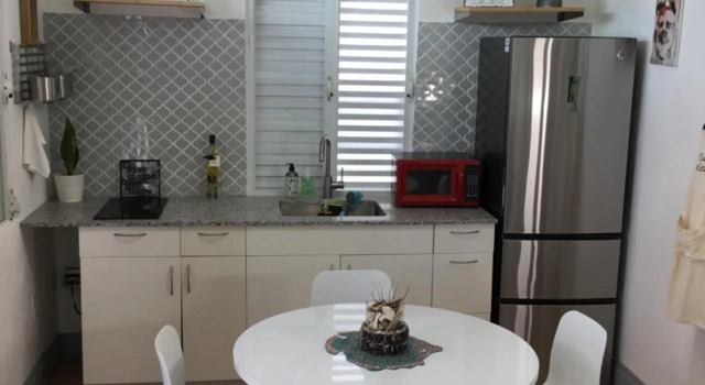 Beachside One bedroom Apt steps from prime beach generator parking included, Забронировать Отель Отели Сан-Хуан с парковкой, рядом с Barbosa Park, Парковка