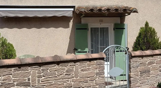Коттедж Deux chambres avec kitchenette dans maison de village avec terrasse