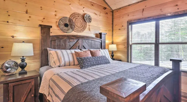 Коттедж Pigeon Forge Cabin: Private Hot Tub & Views!