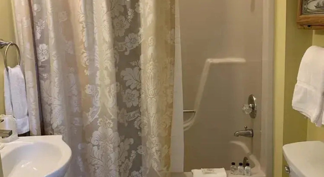Четырёхместный семейный люкс с видом на улицу Naples Hotel