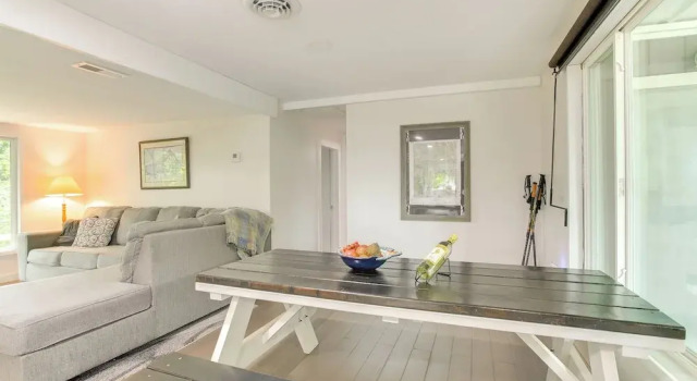 1 Mi to Burr Oak Lake: Home w/ Deck & Patio!, Buchen Sie Ferienhaus Glouster Ohio
