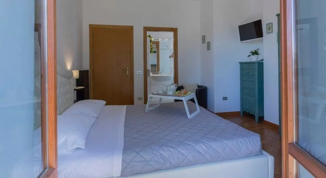 Zia Regina, Book Hotel Ripatransone 