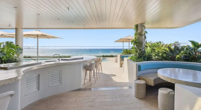 Апартаменты Beachfront 1-bed Flat With Pool & Gym Access
