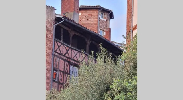Appartement exceptionnel 4 étoiles hyper centre Albi 65 m2 au 4ème étage sans ascenseur avec une tour du 12ème siècle