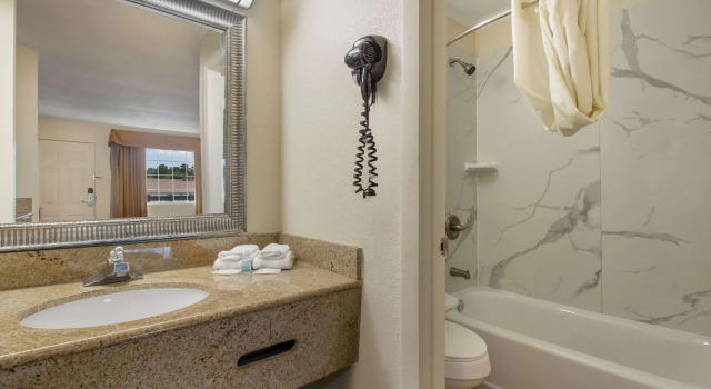 Четырёхместный номер Standard Suburban Studios Florence I-95