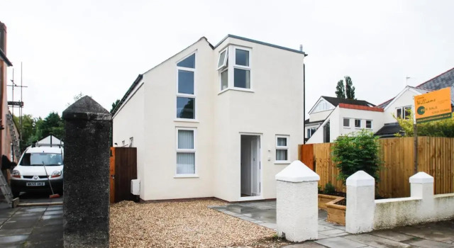 Superb Detached Coach House in Peaceful Location!