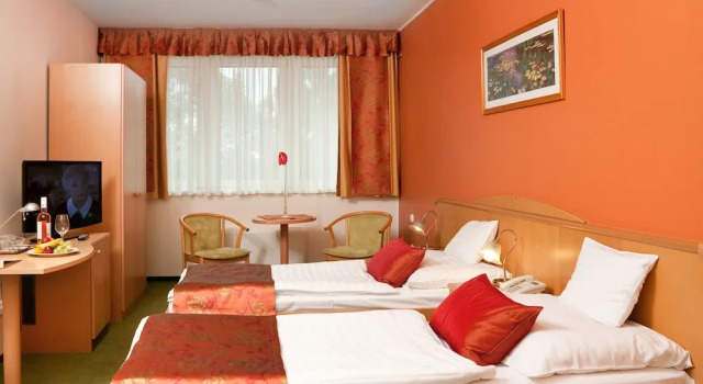 Hotel Kálvária, Забронировать Отель Отели в центре Дьёр с завтраком, отели в центре Дьёр с завтраком