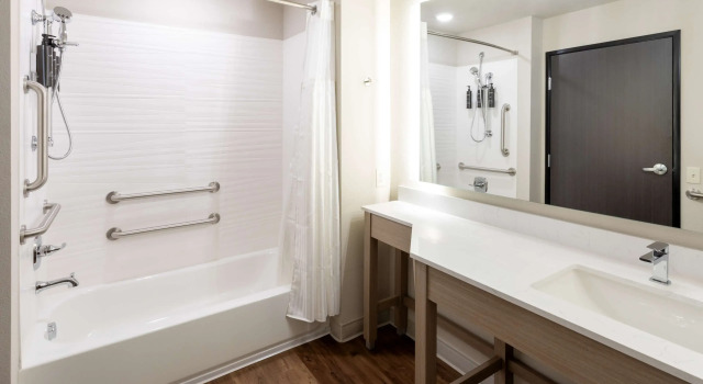 Четырёхместный люкс GrandStay Hotel & Suites Johnston-Des Moines, IA