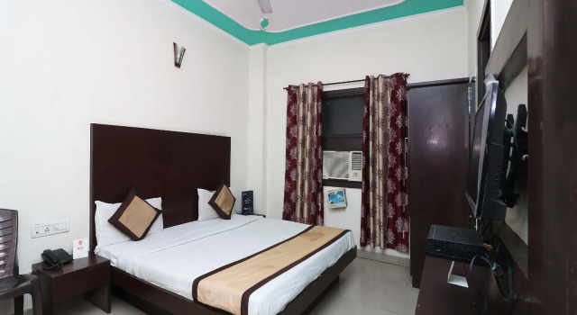 OYO 9726 Hotel Aura Palace Deluxe