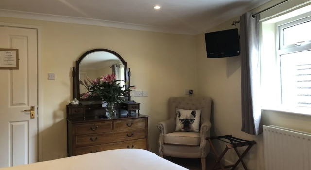 Websters Bed & Breakfast, Забронировать Отель «постель и завтрак» Солсбери Уилтшир, рядом с Музей королевских стрелков Беркшира и Уилтшира