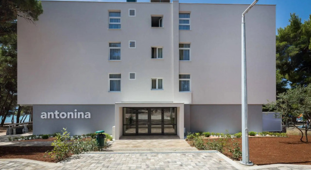 Villas Arausana & Antonina, Забронировать Отель Отели Водице с парковкой, рядом с Частный Пляж Отеля «Кристина», Парковка