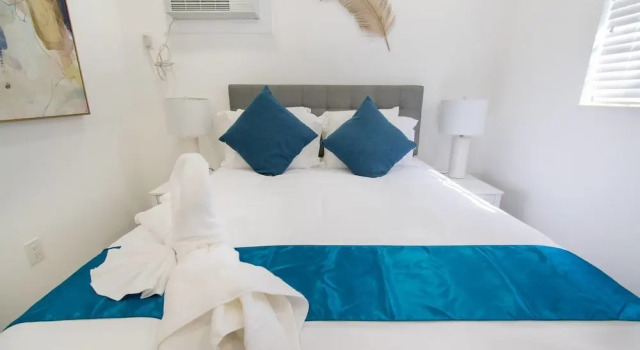 Trendy 1 BR W/parking Space & Walk to the Beach #8, Book Hotel Hollywood Panhandle Florida