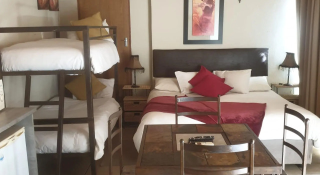 Кровать в общем номере Angels Haven Guesthouse
