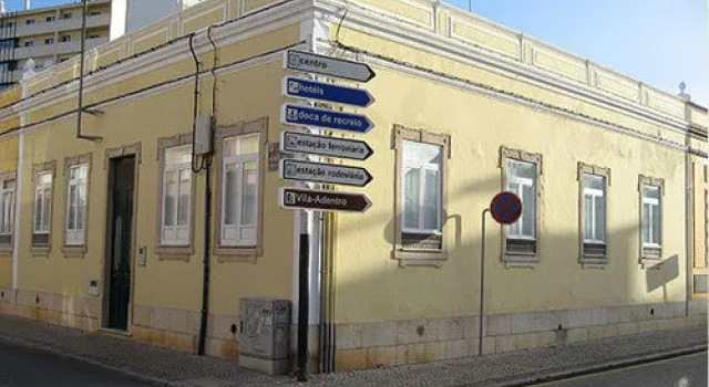 Hostel 33, Забронировать Хостел Хостелы Фару, рядом с Театр A Companhia de Teatro do Algarve, Хостел